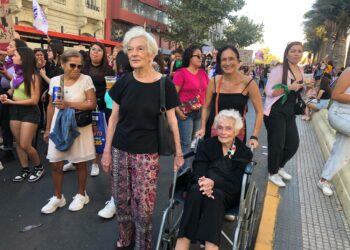 Kansainvälisenä naistenpäivänä maaliskuun 8. tuhannet chileläiset naiset osoittivat mieltään pääkaupunki Santiagon keskustan Alamedan puistokadulla. Mukana oli myös naispuolisia hoivanantajia hoivattaviensa kera.