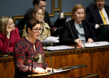 Merja Kyllönen puhumassa eduskunnan täysistunnossa.
