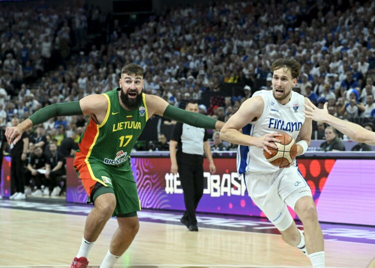 Mikael Jantunen oli Suomen pistekärki illan ottelussa yhdessä Lauri Markkasen kanssa. Kuvassa Jantusta puolustaa Liettuan Jonas Valanciunas.
