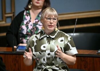 Hallitus tuo eduskuntaan yhä rajumpia leikkauksia sosiaaliturvaan, Aino-Kaisa Pekonen sanoi.