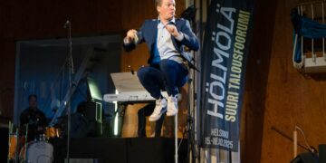 Hölmölä – suuri talousfoorumi esitettiin entisen Kauppakorkeakoulun juhlasalissa. Kuvassa Juho Uusitalo.