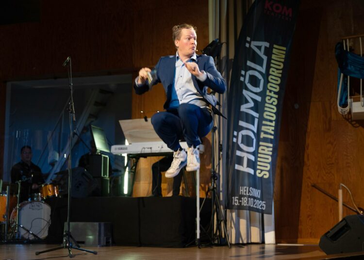 Hölmölä – suuri talousfoorumi esitettiin entisen Kauppakorkeakoulun juhlasalissa. Kuvassa Juho Uusitalo.