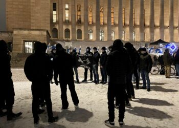 Äärioikeistolaisen Active Club Francen jäseniä Suomi herää -mielenosoituksessa Eduskuntatalon edessä Helsingissä itsenäisyyspäivänä 6. joulukuuta 2023.