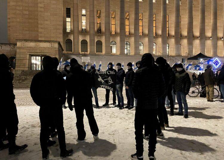 Äärioikeistolaisen Active Club Francen jäseniä Suomi herää -mielenosoituksessa Eduskuntatalon edessä Helsingissä itsenäisyyspäivänä 6. joulukuuta 2023.