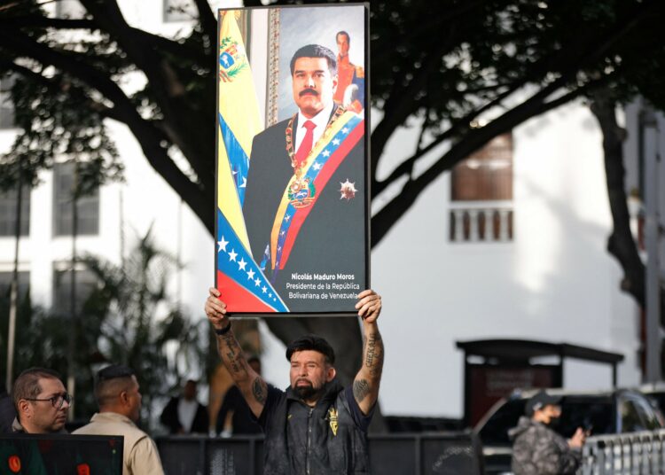 Yhdysvallat hyökkäsi Venezuelaan ja kaappasi maan johtajan Nicolas Maduron. Maduron kannattaja kuvattiin Caracasissa lauantaina.