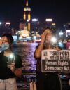 Vuoden 2019 kaltaisia demokratiaprotesteja on yhä vaarallisempi toteuttaa Hongkongissa Kiinan kiristyvän otteen vuoksi. Aktivistit peittävät toisen silmänsä solidaarisuuden eleenä.