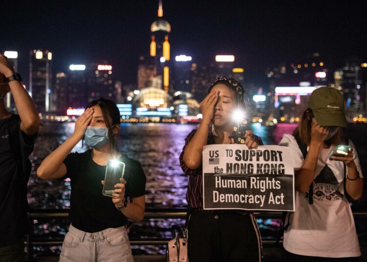 Vuoden 2019 kaltaisia demokratiaprotesteja on yhä vaarallisempi toteuttaa Hongkongissa Kiinan kiristyvän otteen vuoksi. Aktivistit peittävät toisen silmänsä solidaarisuuden eleenä.