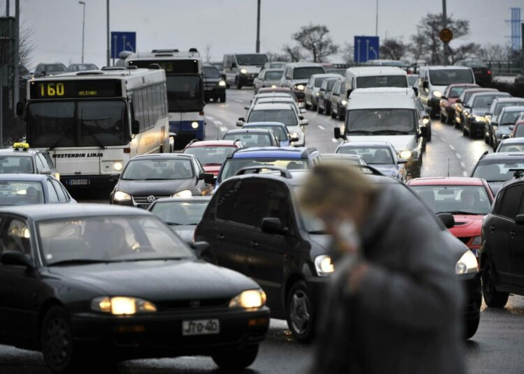 Liikenne kasvaa Helsingin seudulla kymmenessä vuodessa 25 prosentilla, jos ruuhkille ei tehdä mitään.