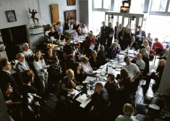 Helsinkiläinen ravintola Ateljé Finne täyttyi yleisöstä, kun Demos Helsinki ja Sitra esittelivät vähähiilisen talouden hankettaan.