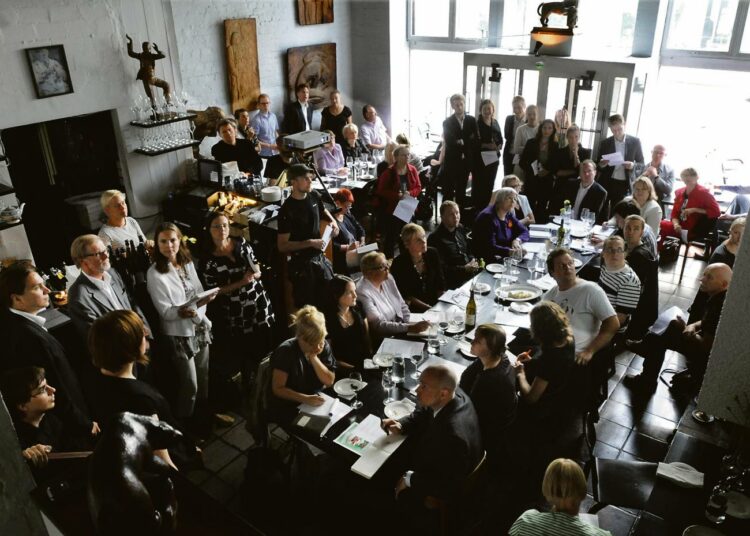 Helsinkiläinen ravintola Ateljé Finne täyttyi yleisöstä, kun Demos Helsinki ja Sitra esittelivät vähähiilisen talouden hankettaan.