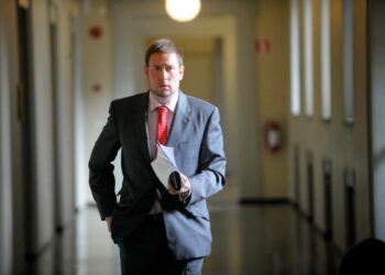 Paavo Arhinmäki vaati verotuksen kohdentamista uudelleen.