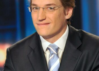 Jean Sarkozy oli uusinut myös ulkoasunsa perusteellisesti, kun hän torstai-iltana ilmoitti televisiossa vetävänsä pois ehdokkuutensa Epadin johtajaksi.