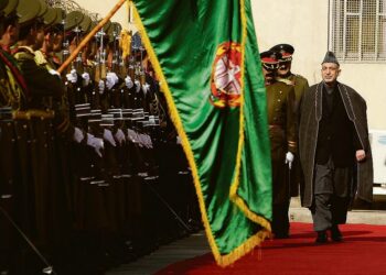 Presidentti Hamid Karzai tarkasti kunniakomppanian parlamentin istuntokauden alkaessa viime lauantaina.
