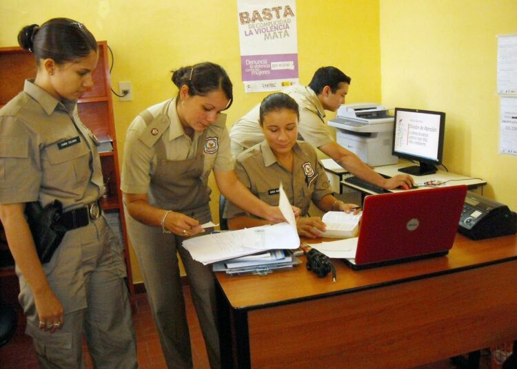 Paraguayn poliisin uudessa perheväkivallan vastaisessa yksikössä työskentelee nuorta väkeä.