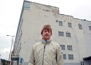 Harri Niemisen mielestä Jyväskylän kaupunki myi valtiontalon ja viereisen kulmatontin liian halvalla.