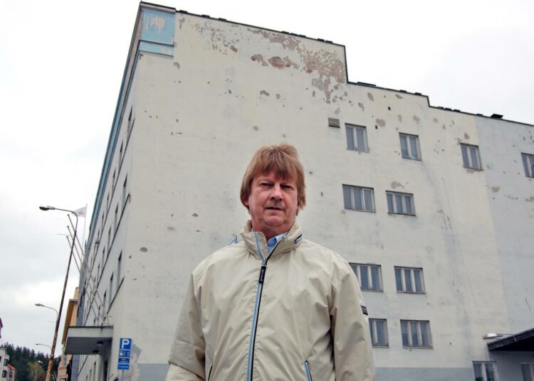 Harri Niemisen mielestä Jyväskylän kaupunki myi valtiontalon ja viereisen kulmatontin liian halvalla.