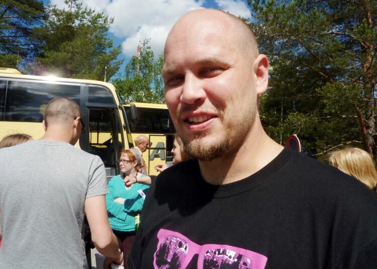 Äärioikeistoa tutkiva Dan Koivulaakso joutui kaasuhyökkäyksen kohteeksi Oulussa.