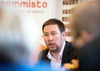 Halutaanko puuttua finanssikapitalismin keinotteluun vai eikö haluta, Paavo Arhinmäki kysyy.