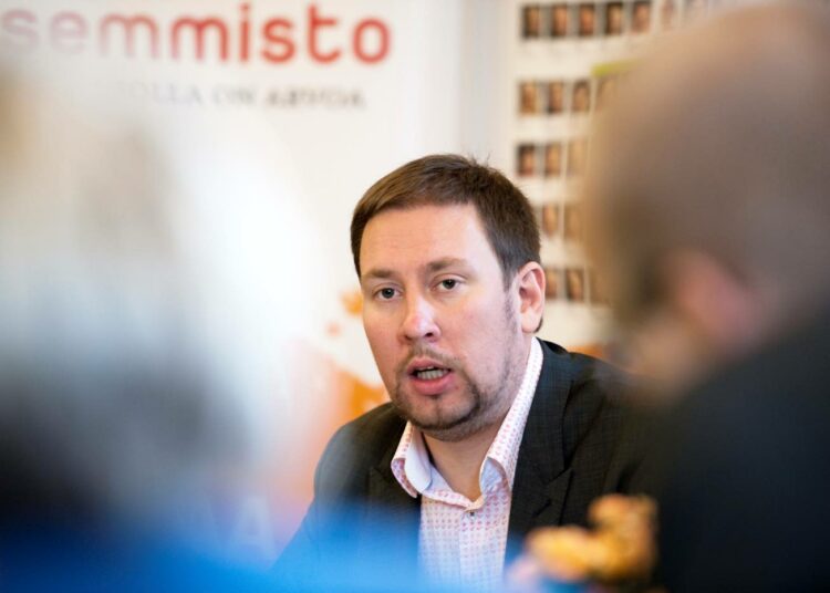 Halutaanko puuttua finanssikapitalismin keinotteluun vai eikö haluta, Paavo Arhinmäki kysyy.
