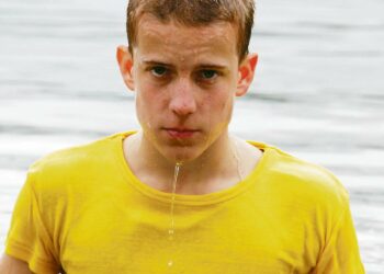 Leena Landerin kiitettyyn romaaniin perustuvassa draamassa 13-vuotias ongelmanuori Juhani Johansson (Niilo Syväoja, kuvassa) lähetetään kuuden vuoden sijaiskotikierteen jälkeen Saareen, eristyneeseen ja omalakiseen poikayhteisöön.