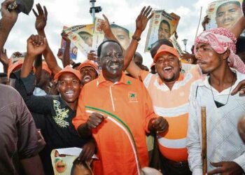 Keniassa järjestetään maanantaina parlamenttivaalit, paikallisvaalit ja presidentinvaalin ensimmäinen kierros. Kuvassa presidentinvaalin toinen pääehdokas, pääministeri Raila Odinga vaali-tilaisuudessa Lamussa Intian valtameren rannikolla.