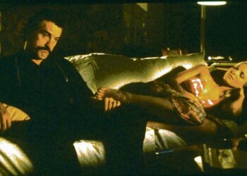 Quentin Tarantinon ohjaama ja kirjoittama rikostrilleri Jackie Brown perustuu Elmore Leonardin romaaniin.