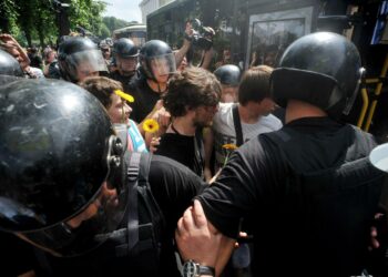 Poliisi pidätti lähes kaikki Pietarin Pride-marssin osanottajat viime lauantaina.