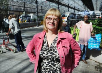 Sirpa Puhakka on toiminut kaupunginvaltuutettuna vuodesta 2001. Nykyisin hän on myös kaupunginhallituksen jäsen.