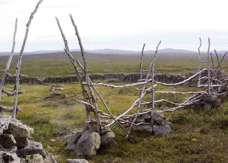 Erttetvárrin kivinen kaarre kuuluu vanhoihin arvokkaisiin saamelaisiin kulttuurimaisemiin. Tämä vanha poroaita on Utsjoen Lapin perinnemaisemaa.