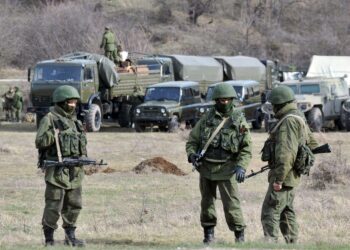 Venäläissotilaat saartavat Ukrainan armeijan tukikohtaa Perevalnojessa, lähellä Simferopolia Krimillä.