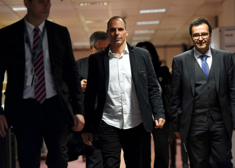 Kreikan valtiovarainministeri Gianis Varoufakis parlamentin käytävällä tiistaina.