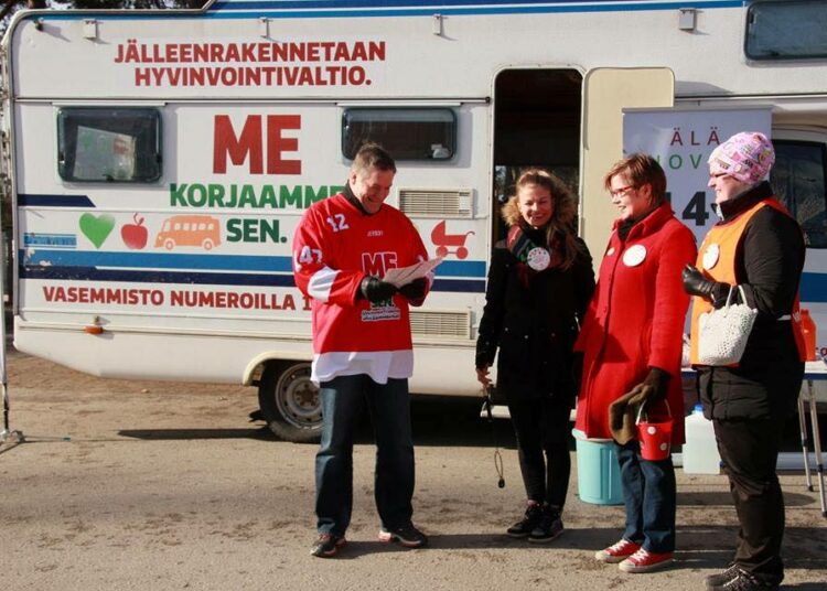 Pirkanmaan vaaliautolla vaalityössä Rauno Kesseli, Annukka Isomaa, Minna-Maria Solanterä ja Tiina Hienonen.