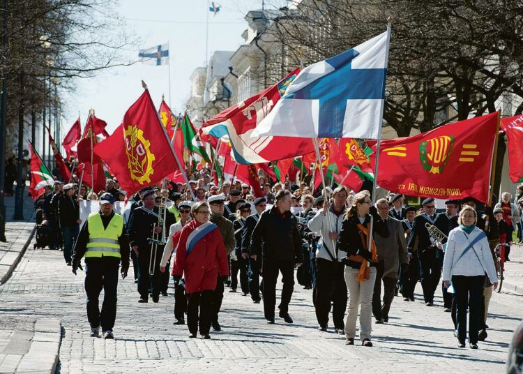 Työväenliikkeen väri on punainen, kirjoittaja muistuttaa. Kuva vappumarssilta Helsingistä vuonna 2012.