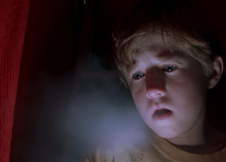 Haley Joel Osment näyttelee vakuuttavasti muista eristäytyvää pikkupoikaa, jota lamauttaa syvältä kouraiseva pelko.
