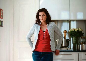Sanna Manner (Armi Toivanen, kuvassa) työstää väitöskirjaa avioerojen syistä. Kyyninen Sanna uskoo, että pitkä avioliitto on nykyihmiselle luonnoton olotila.