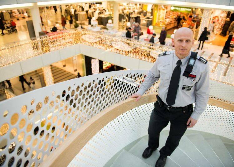 Sami Kuusema on työskennellyt kauppakeskus Forumin vartijana vuodesta 2000 alkaen.