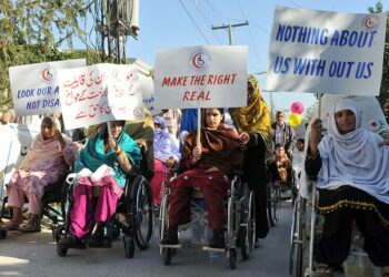 Talebanin hyökkäyksissä vammautuneet ihmiset osoittivat mieltään Pakistanin Khyber Pakhtunkhwan maakunnan pääkaupungissa Peshawarissa joulukuussa 2012.