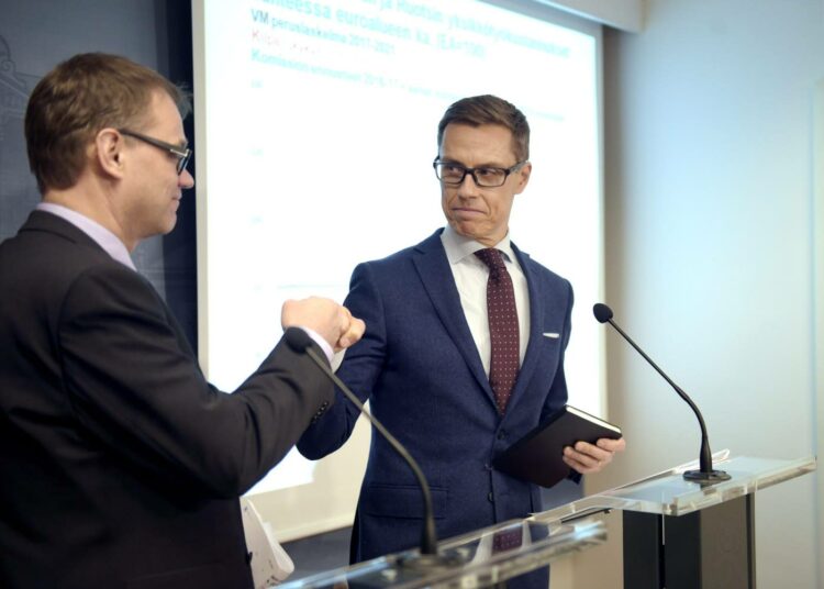 Pääministeri Juha Sipilä ja valtiovarainministeri Alexander Stubb tekivät nyrkkitervehdyksen hallituksen tiedotustilaisuudessa keskiviikkona. Ministerit juhlivat sitä, että yhteiskuntasopimukselle esitetyt tavoitteet eivät toteudu, mutta eipä myöskään tarvitse tehdä pakkolakeja.