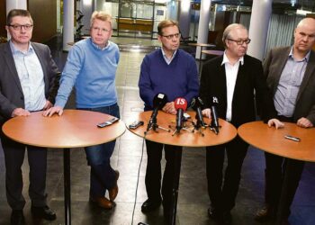 Kirjoittaja ihmettelee, miksi ammattiliittojen johtajat suostuvat hallituksen lupaamiin veronkevennyksiin.Kuvassa kuntatyönantajien työmarkkinajohtaja Markku Jalonen (vas.), Elinkeinoelämän keskusliitto EK:n toimitusjohtaja Jyri Häkämies, SAK:n puheenjohtaja Lauri Lyly, Akavan puheenjohtaja Sture Fjäder ja STTK:n puheenjohtaja Antti Palola.