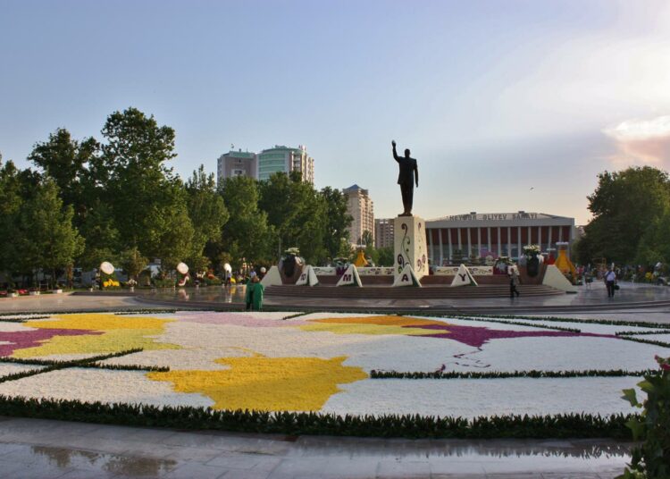 Geidar Alijevin patsas Bakussa ”kukkien päivänä” vuonna 2012.