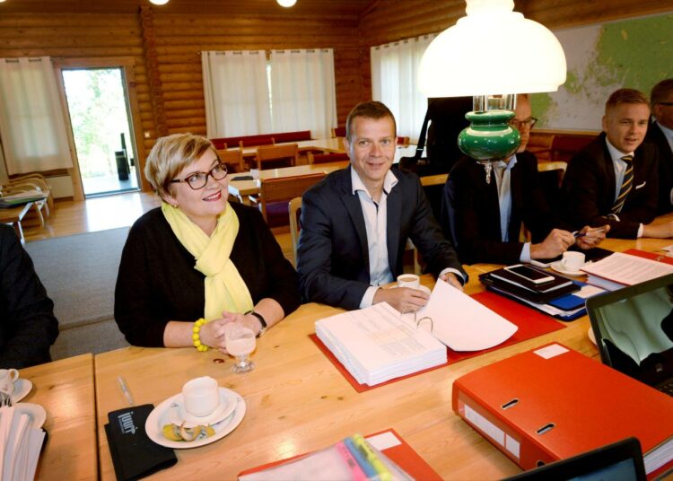 Kunta- ja uudistusministeri Anu Vehviläinen ja valtiovarainministeri Petteri Orpo valtiovarainministeriön sisäisissä budjettineuvotteluissa viime viikolla. VM ei esitä kunta-alalle kompensaatiota niiden veromenetyksestä.