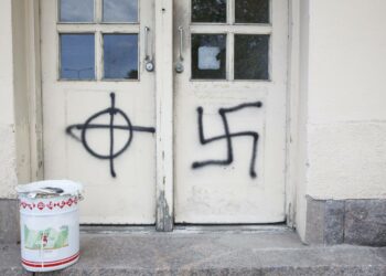 Lyöminen, loukkaavat ja mitätöivät puheet, etninen, uskonnollinen, terveyteen tai poliittiseen taustaan liittyvä leimaaminen sekä tavaroiden tuhoaminen ja piilottaminen ovat vanhoja edelleen käytössä olevia kiusaamismuotoja.