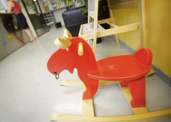Kirjoittajan mukaan työttömän lapsi joutuu kärsimään tuplarangaistuksen kurjasta työllisyystilanteesta.