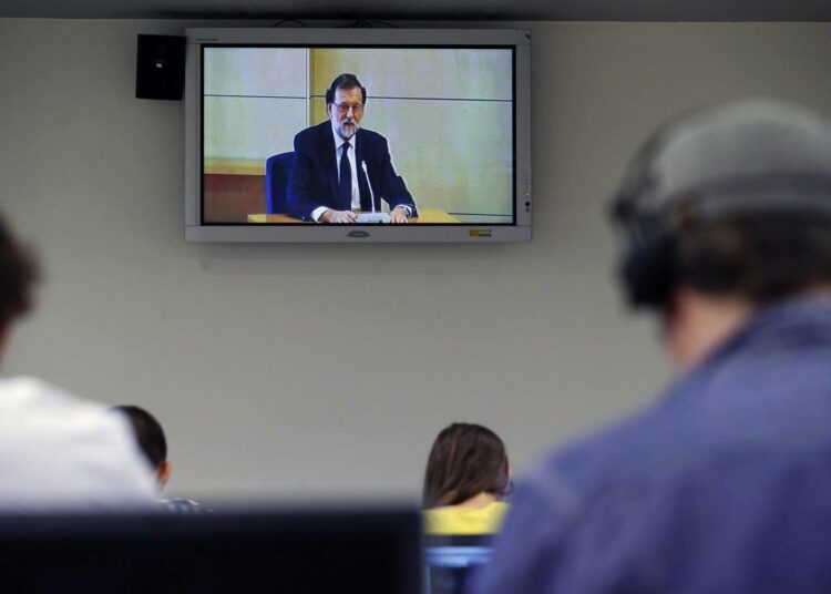 Kahvilassa San Fernando de Henaresissa seurattiin keskiviikkona pääministeri Mariano Rajoyn esiintymistä oikeudessa todistajana.