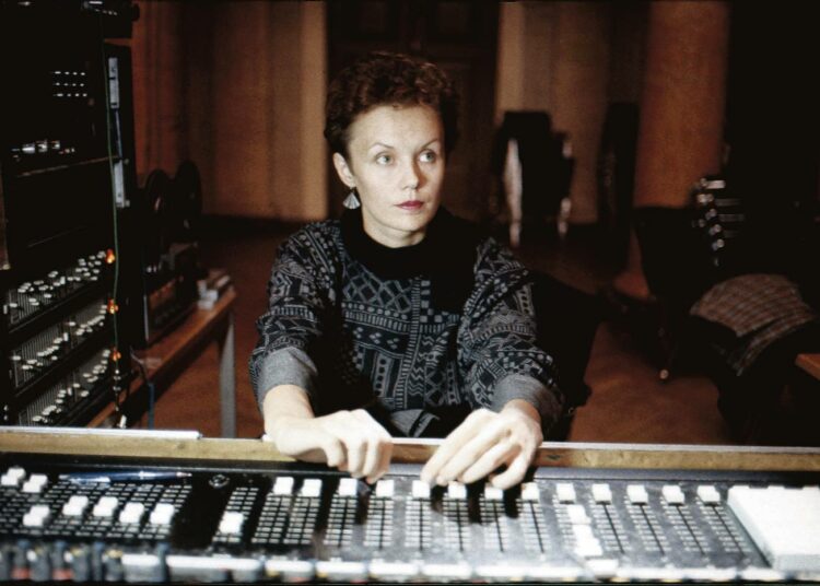 Säveltäjä Kaija Saariaho kuului Vanhan vakiokalustoon. Vuonna 1983 hän soitti sävellystään Valokuva-Arkitaide-tapahtumassa.