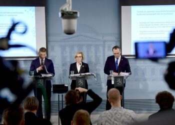 Tiedustelulait on valmisteltu kolmessa ministeriössä. Oikeusministeri Antti Häkkänen, sisäministeri Paula Risikko ja puolustusministeri Jussi Niinistö esittelivät ne torstaina.