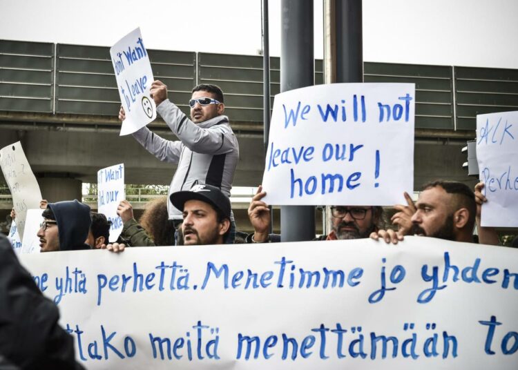 Turvapaikanhakijoiden palautuksia vastustava mielenosoitus maahanmuuttoviraston (Migri) edessä Helsingissä syksyllä 2017.