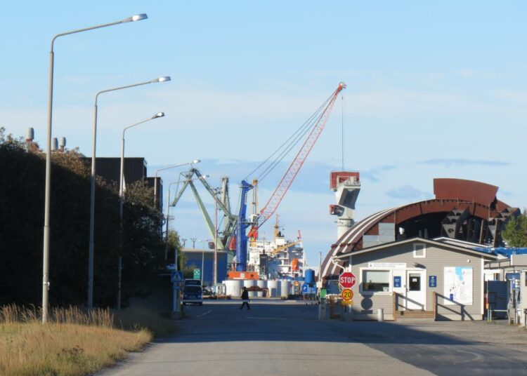 Kirjoittaja näkee että ammattiliittojen tulee tulevaisuudessa keskittää voimavaransa työajan systemaattiseen lyhentämiseen. Kuva Technip Offshore Finlandin telakalta Mäntyluodosta.