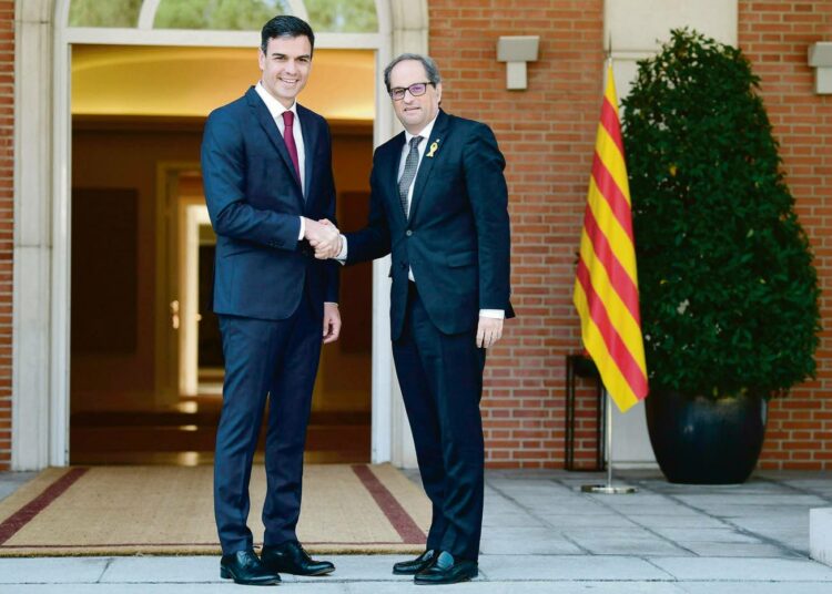 Espanjan pääministeri Pedro Sánchez (vas.) toivotti Katalonian itsehallintoalueen johtajan Quom Torran Madridissa 9. heinäkuuta.