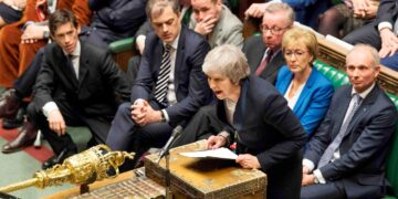 Britannian pääministeri Theresa May puhumassa parlamentissa tiistain brexit-äänestyksen jälkeen.
